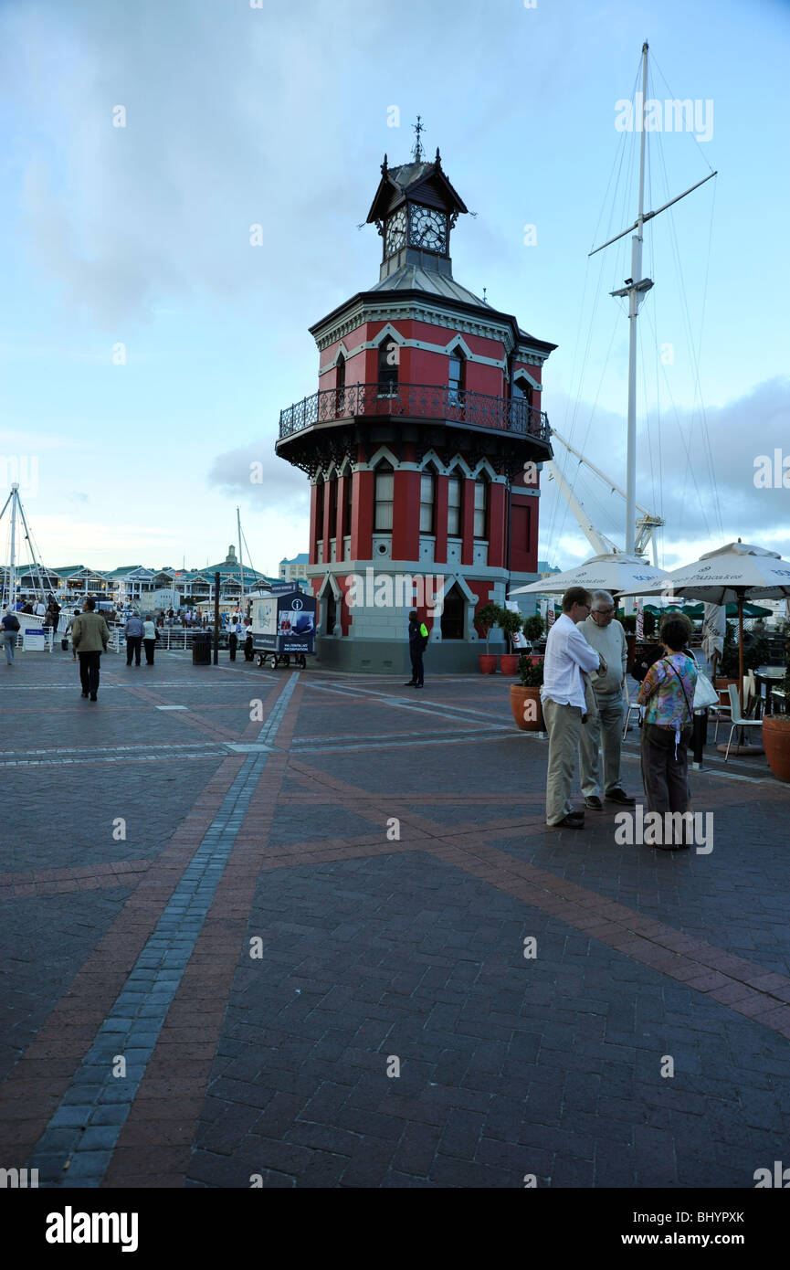 Cape Town, Western Cape, Sud Africa, gruppo di persone in piedi di fronte alla Torre dell'Orologio, Lungomare Victoria and Alfred, paesaggio, città Foto Stock