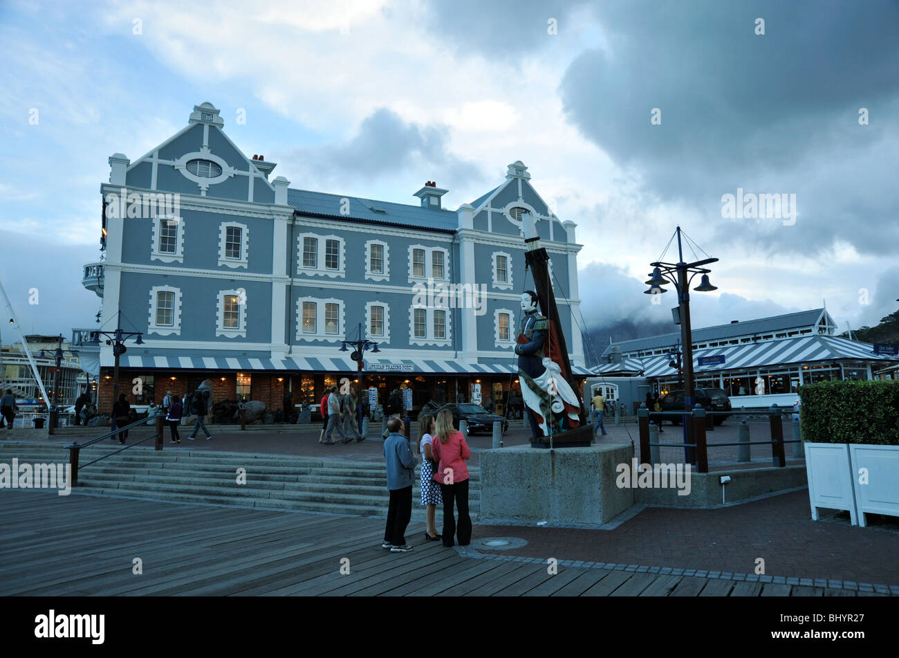 Cape Town, Western Cape, Sud Africa, persone che guardano masthead presentano Victoria and Alfred Waterfront, V e un Foto Stock