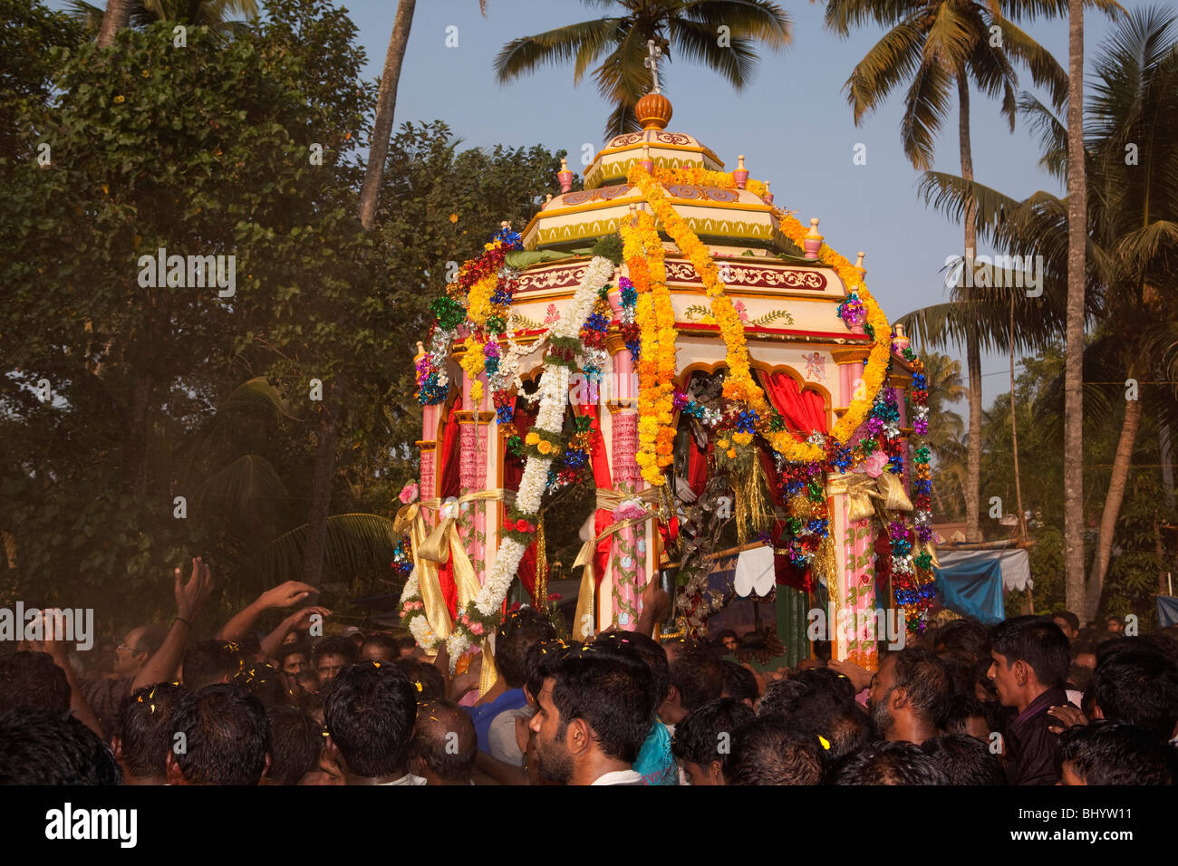 India Kerala, Alappuzha, (Alleppey) Arthunkal, festa di San Sebastian, pellegrini mantenendo la processione icona crocifissione al crepuscolo Foto Stock
