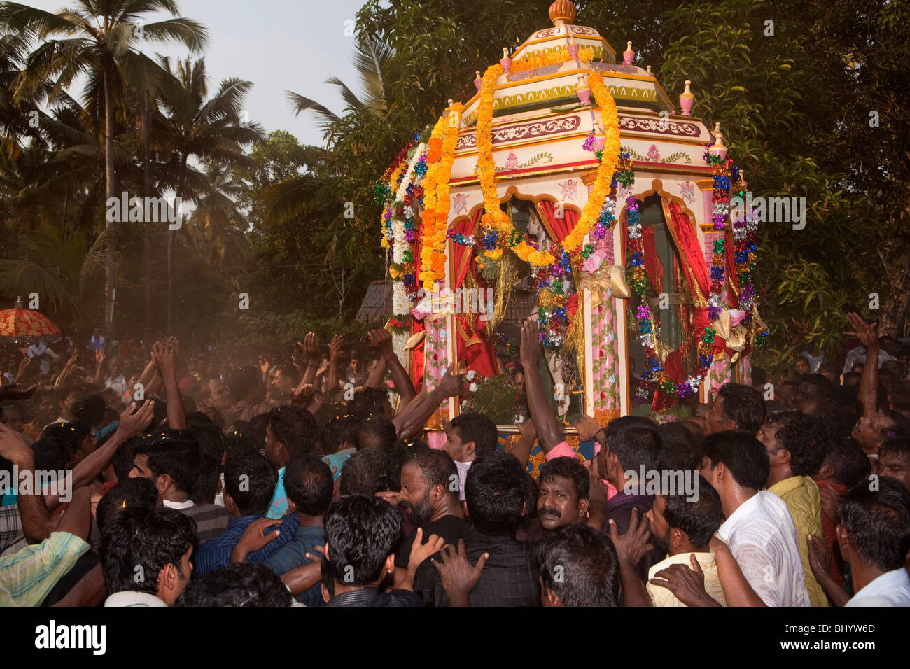 India Kerala, Alappuzha, (Alleppey) Arthunkal, festa di San Sebastian, pellegrini mantenendo la processione icona crocifissione al crepuscolo Foto Stock