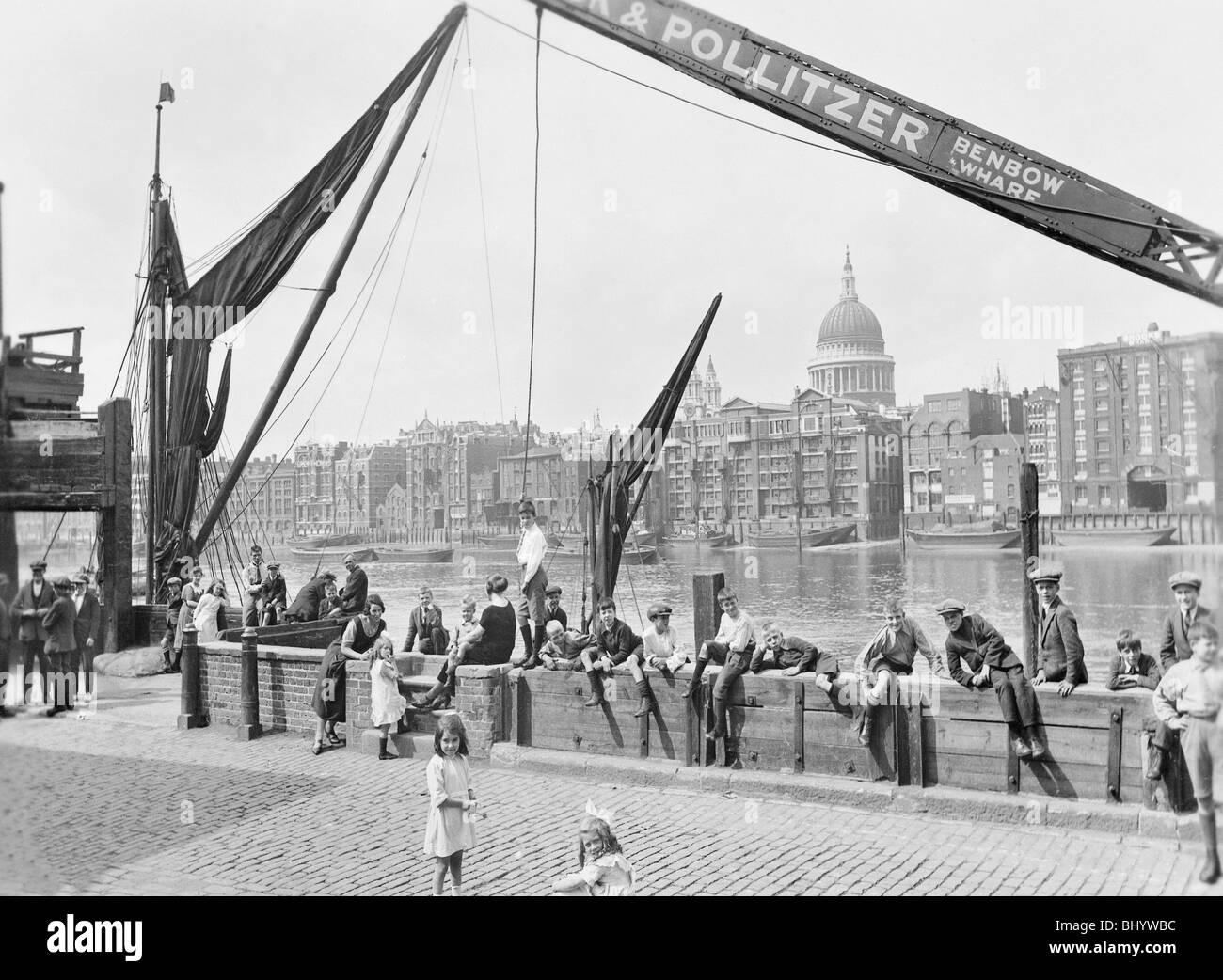 Bankside, a ovest di Southwark Bridge, Londra, primi 1930s. Artista: George Davison Reid Foto Stock