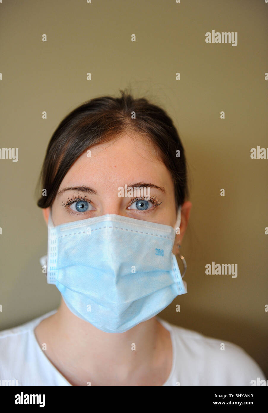 L'infermiera di indossare una maschera di protezione Foto Stock