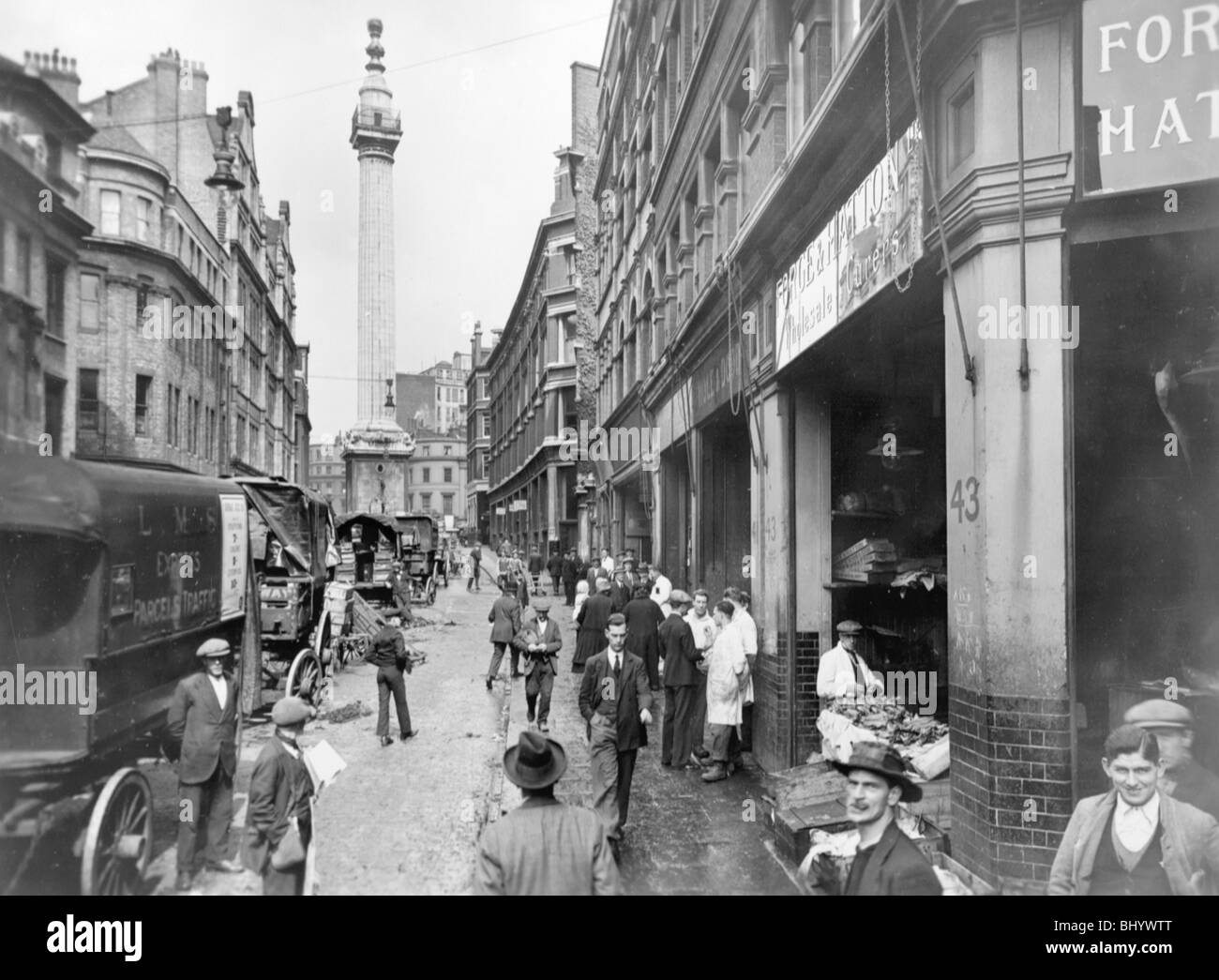 Monumento Street e Monumento, City of London, prima del 1933. Artista: George Davison Reid Foto Stock