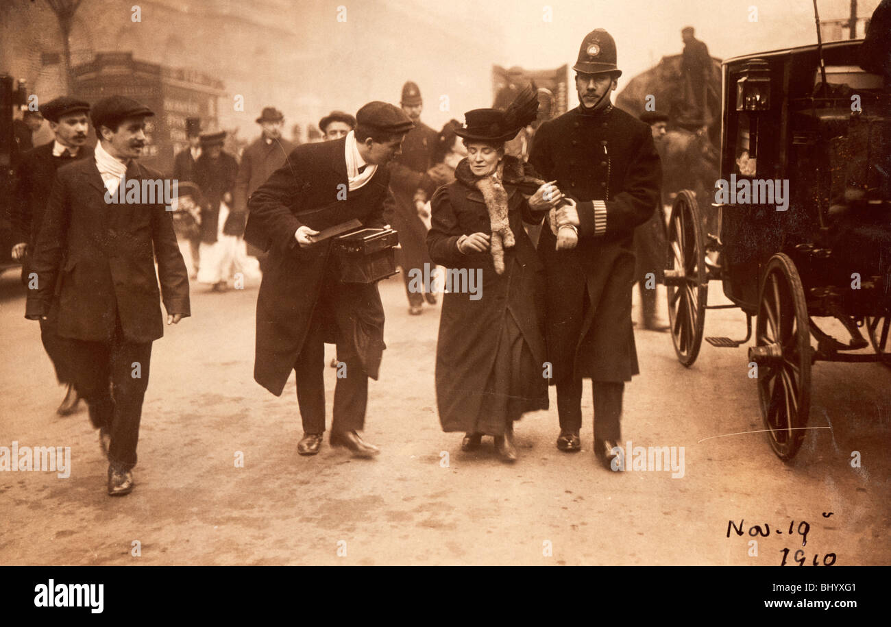 Suffragette di essere arrestato, 19 novembre 1910. Artista: sconosciuto Foto Stock