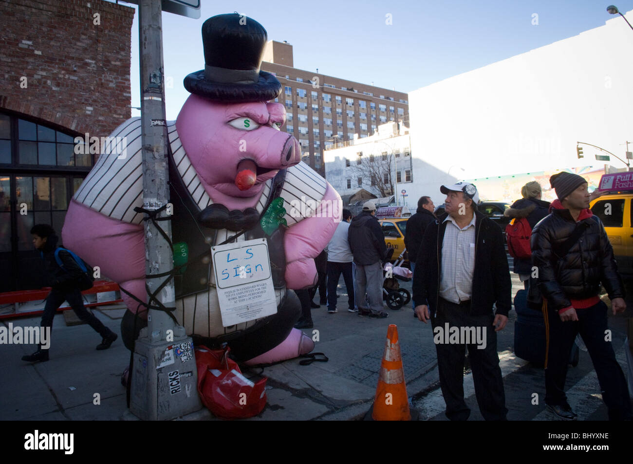 Gonfiabile gigante maiale capitalista al di fuori di Keith McNally è di nuovo ristorante Pulino è nel quartiere Nolita di New York Foto Stock