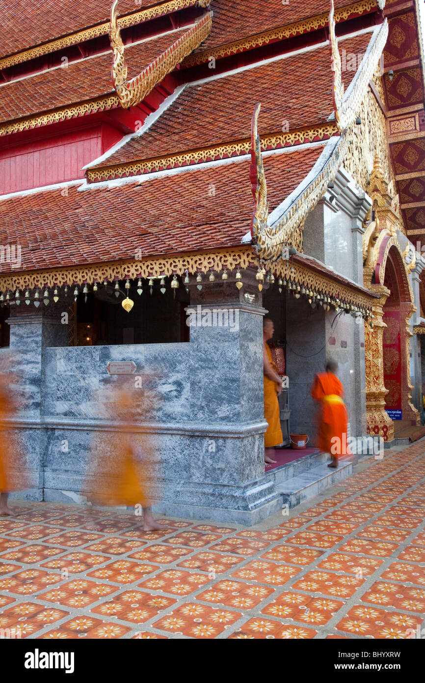 Il tetto del tempio buddista di Wat Phradhat Doi Suthep, Chiang Mai, Thailandia. Foto Stock