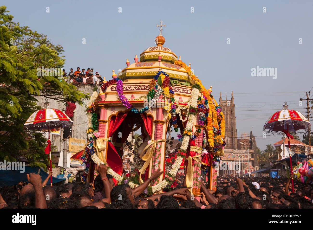 India Kerala, Alappuzha, (Alleppey) Arthunkal, festa di San Sebastian, pellegrini holding aloft processione icona crocifissione Foto Stock