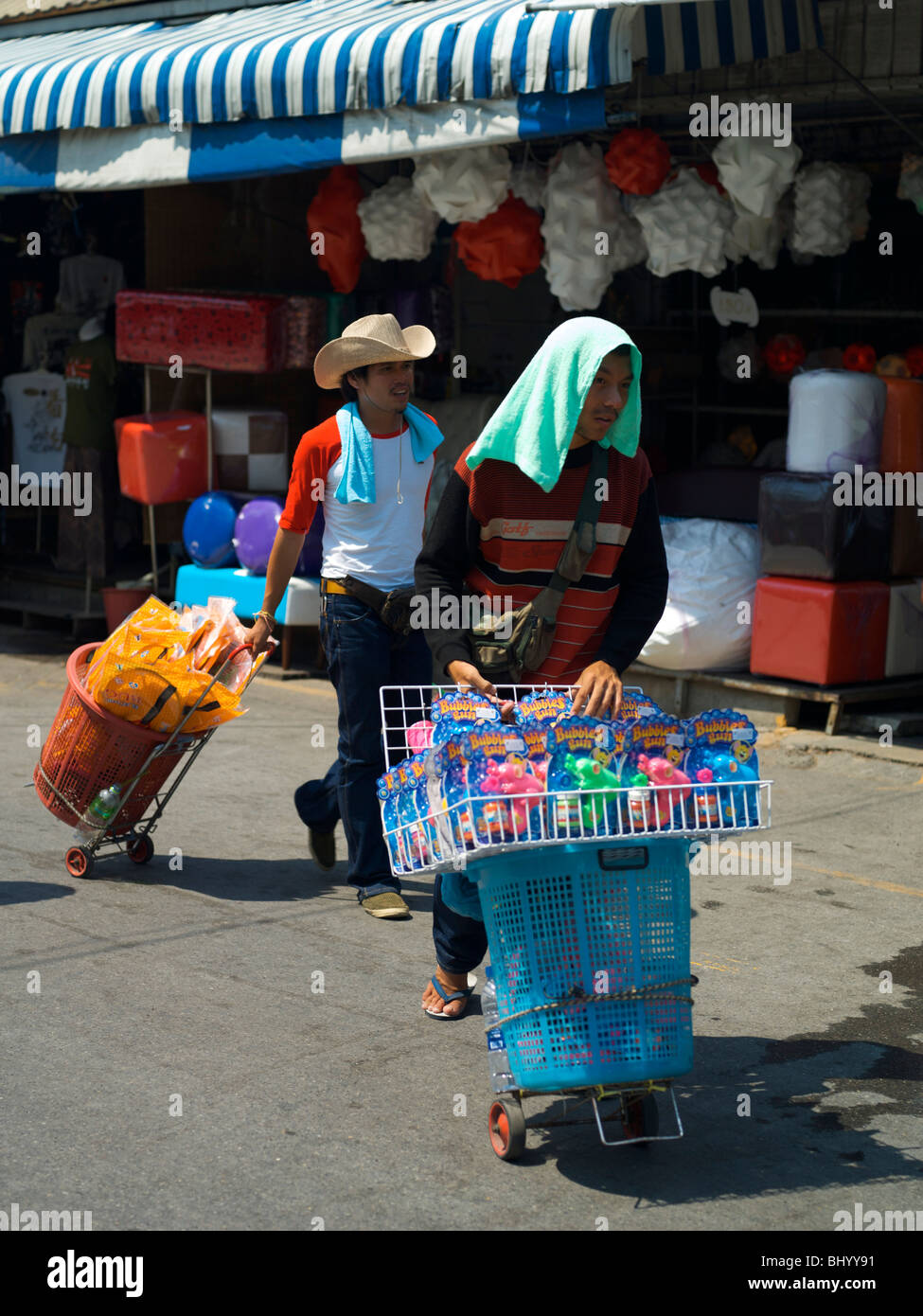 I fornitori di mercato presso il mercato del fine settimana di Chatuchak a Bangkok in Tailandia Foto Stock