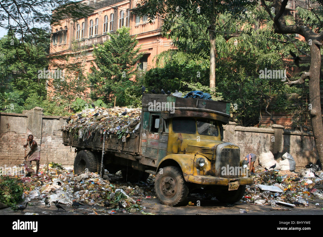 Indian Street scene con camion della spazzatura presi in Kolkatta, Foto Stock
