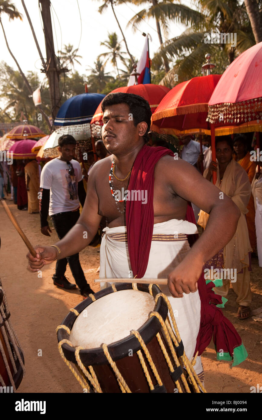 India Kerala, Alappuzha, (Alleppey) Arthunkal, festa di San Sebastian, processione batterista Foto Stock