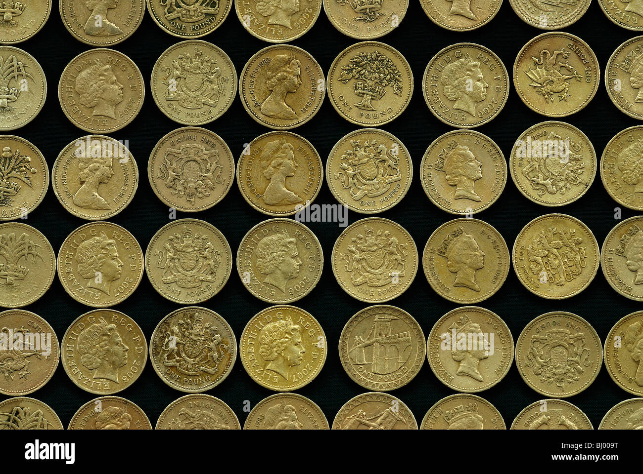 Una libbra di monete in righe e colonne Foto Stock