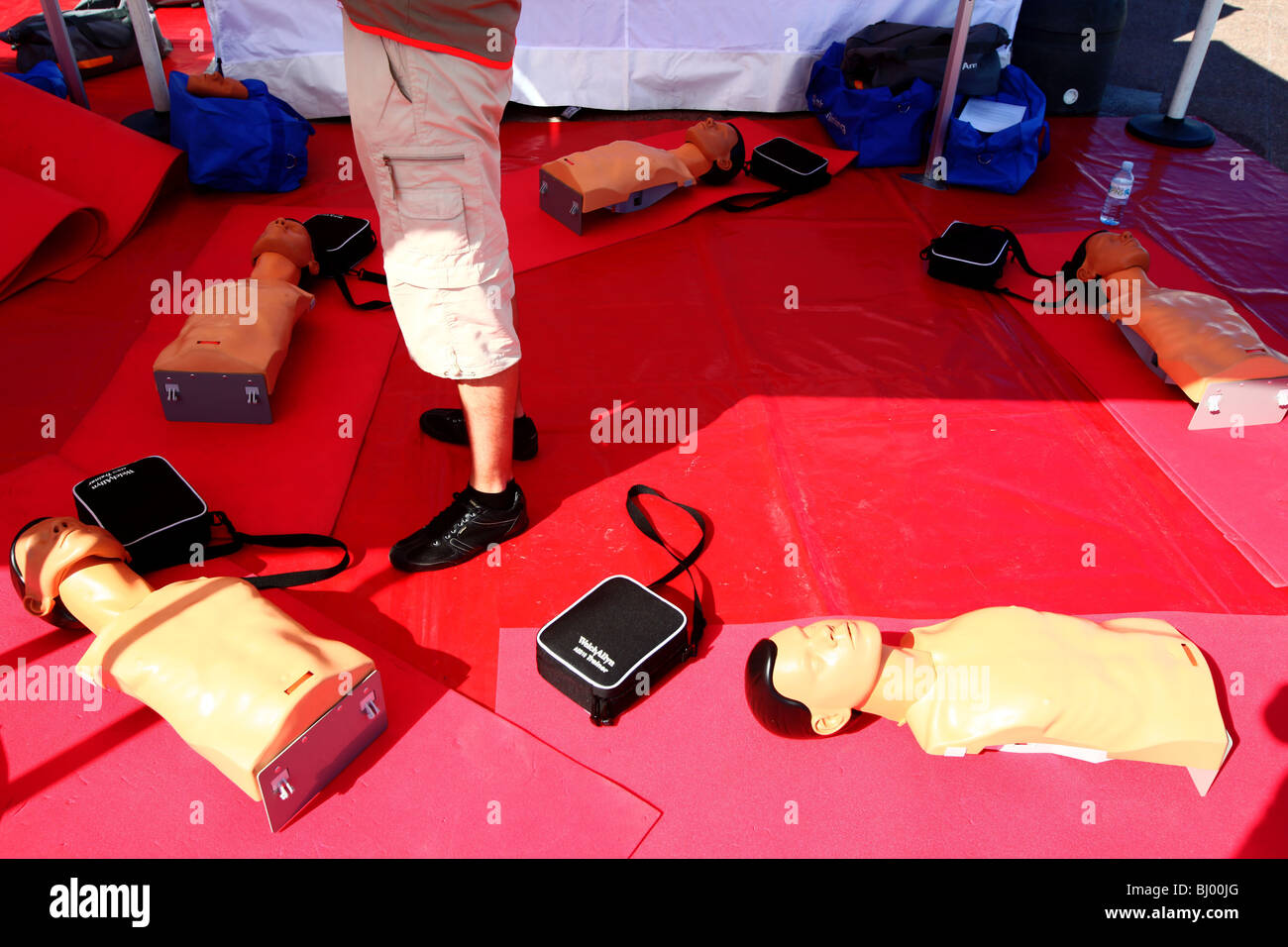 Il francese della Croce Rossa di aiuti prima del corso di formazione Foto Stock