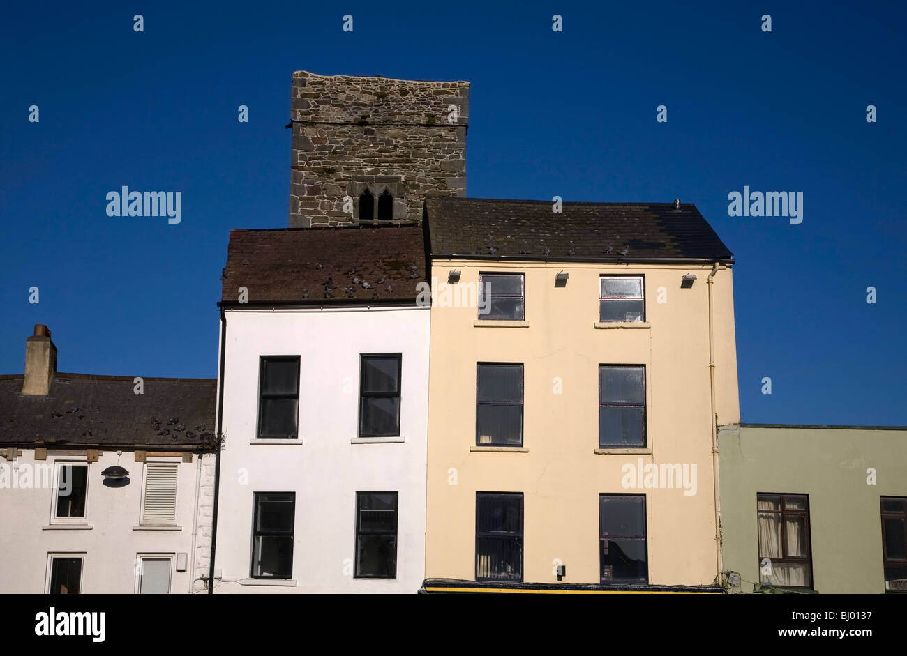 Gli edifici di vecchia costruzione in High Street, con il XV secolo frate grigio della Torre francese alle spalle e la città di Waterford, Irlanda Foto Stock