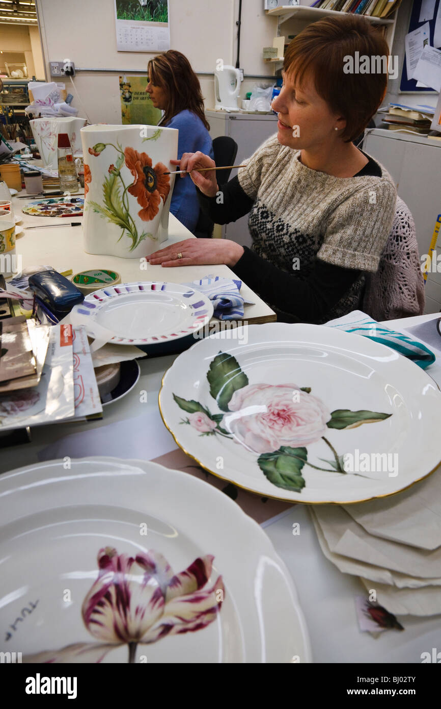 Royal Crown Derby fabbrica, Derby, Derbyshire, Inghilterra - ceramica artista Jackie Morrison Foto Stock