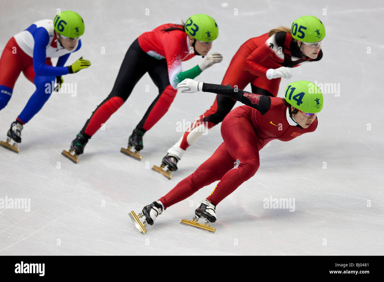 Zhou Yang (CHN) e Jessica Gregg (CAN) competere nel breve pista di pattinaggio di velocità per donna 1000m Foto Stock