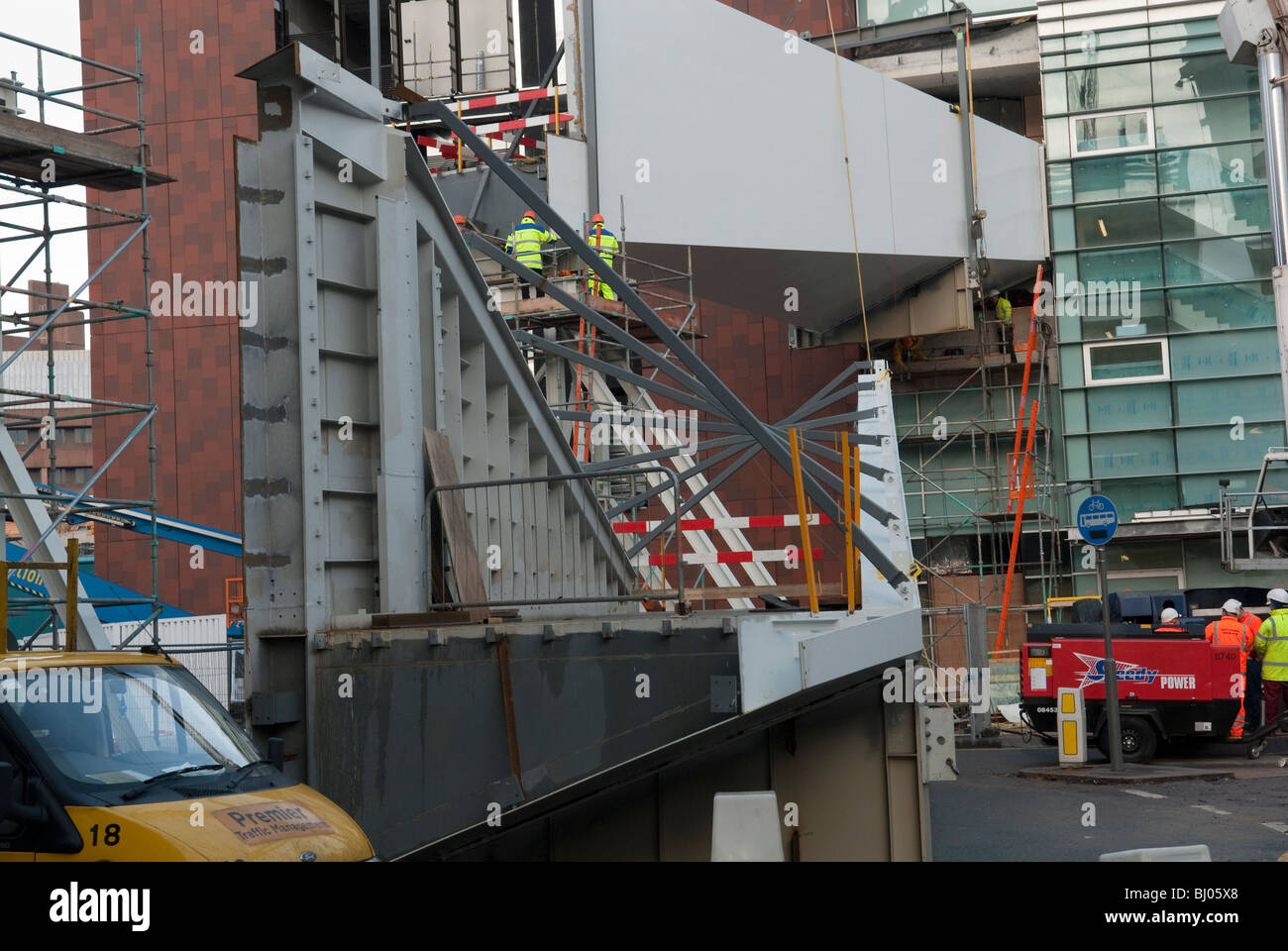 Ponte pedonale al centro shopping essendo sollevata in posizione di gru di grandi dimensioni Foto Stock