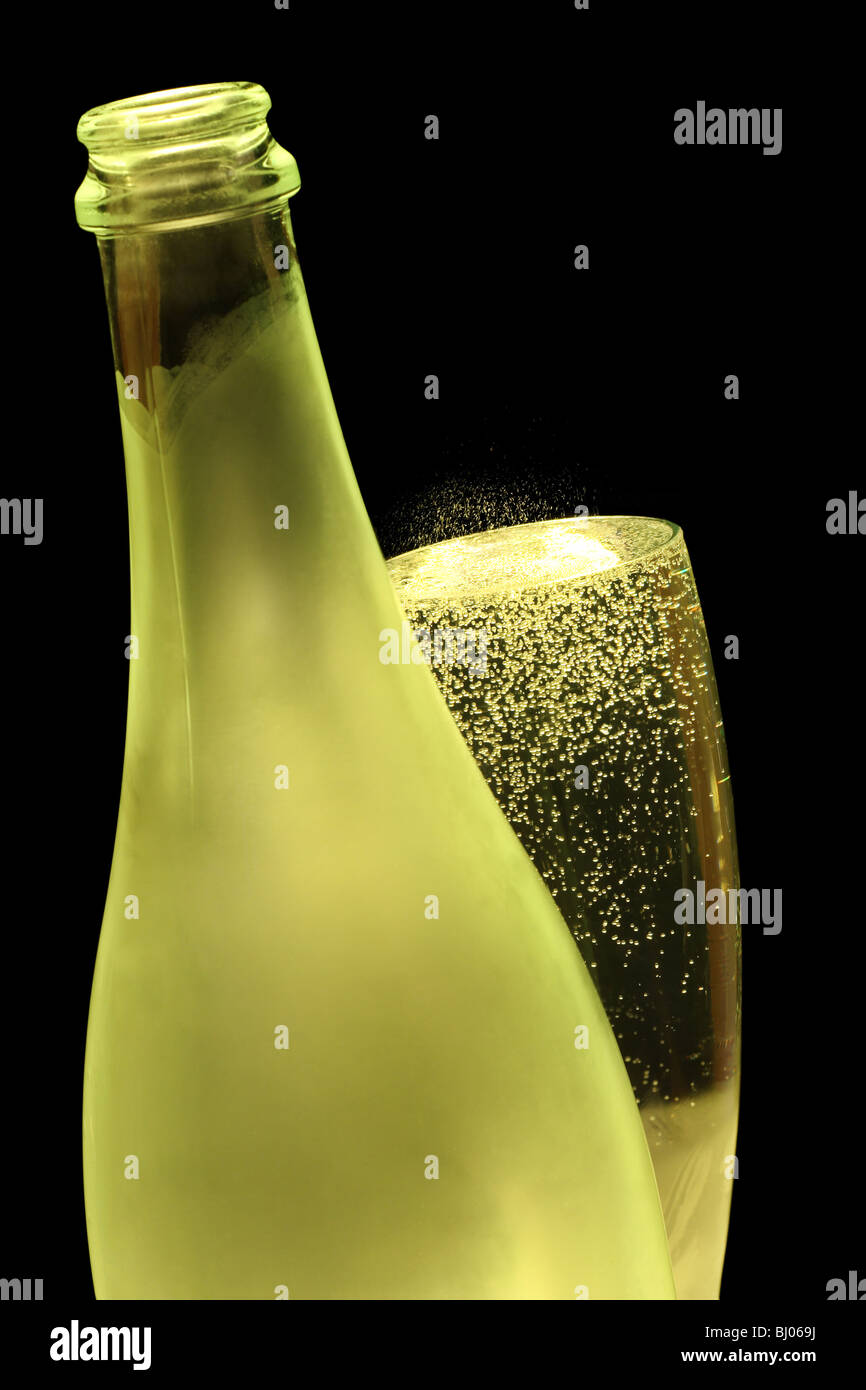 Bottiglia e bicchiere di champagne. Foto Stock