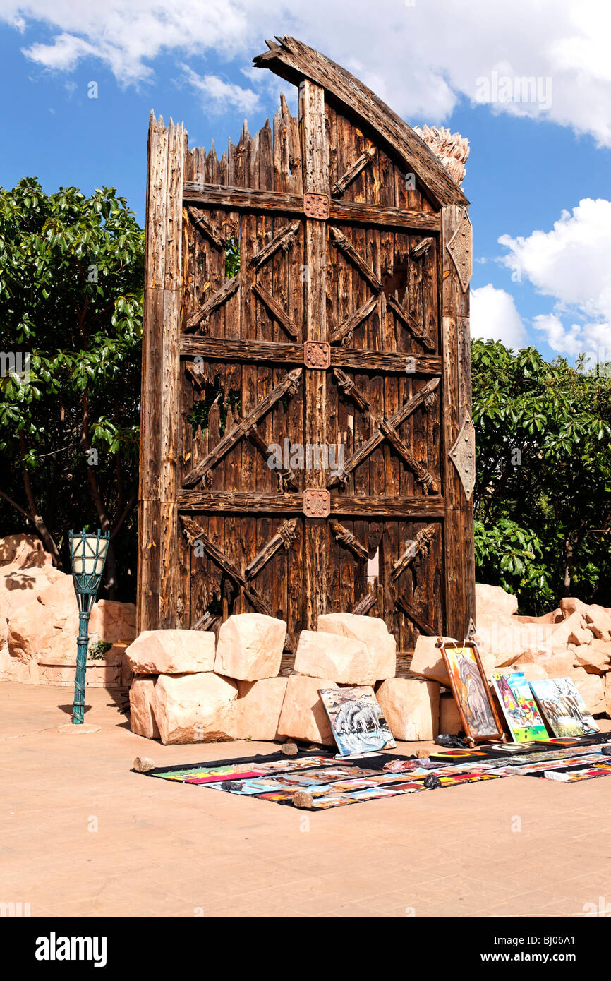Antico cancello di legno Città Perduta Suncity Provincia di nord-ovest Il Sud Africa Foto Stock