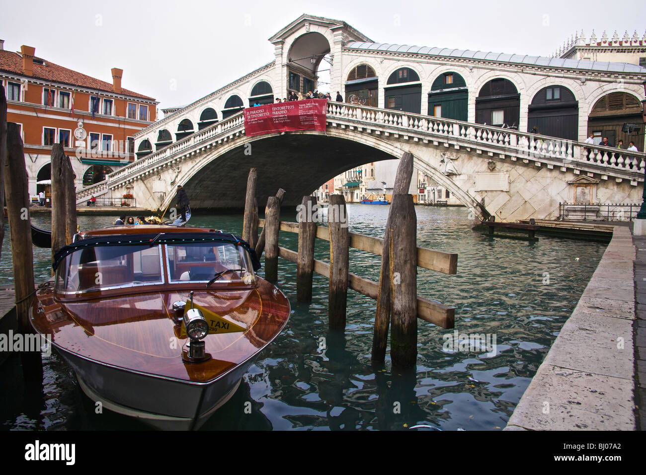 Un bel motoscafo Ormeggiato accanto al Ponte di Rialto di Venezia, Veneto, Italia Foto Stock