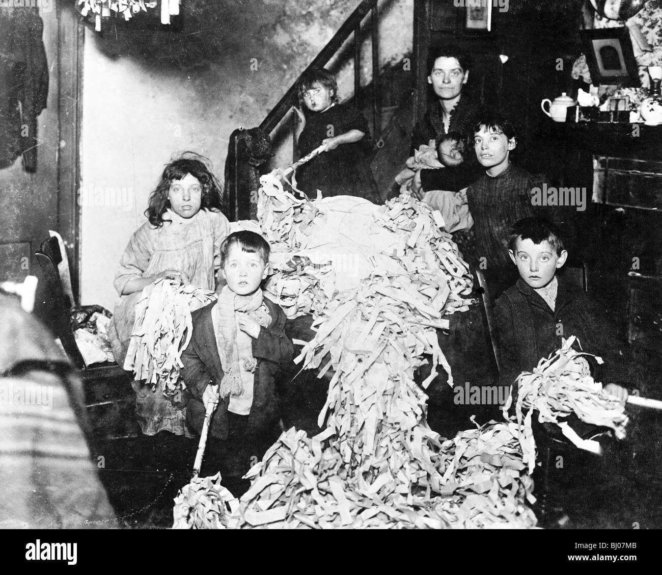 Facendo parte streamers a casa, Londra, c1900. Artista: sconosciuto Foto Stock