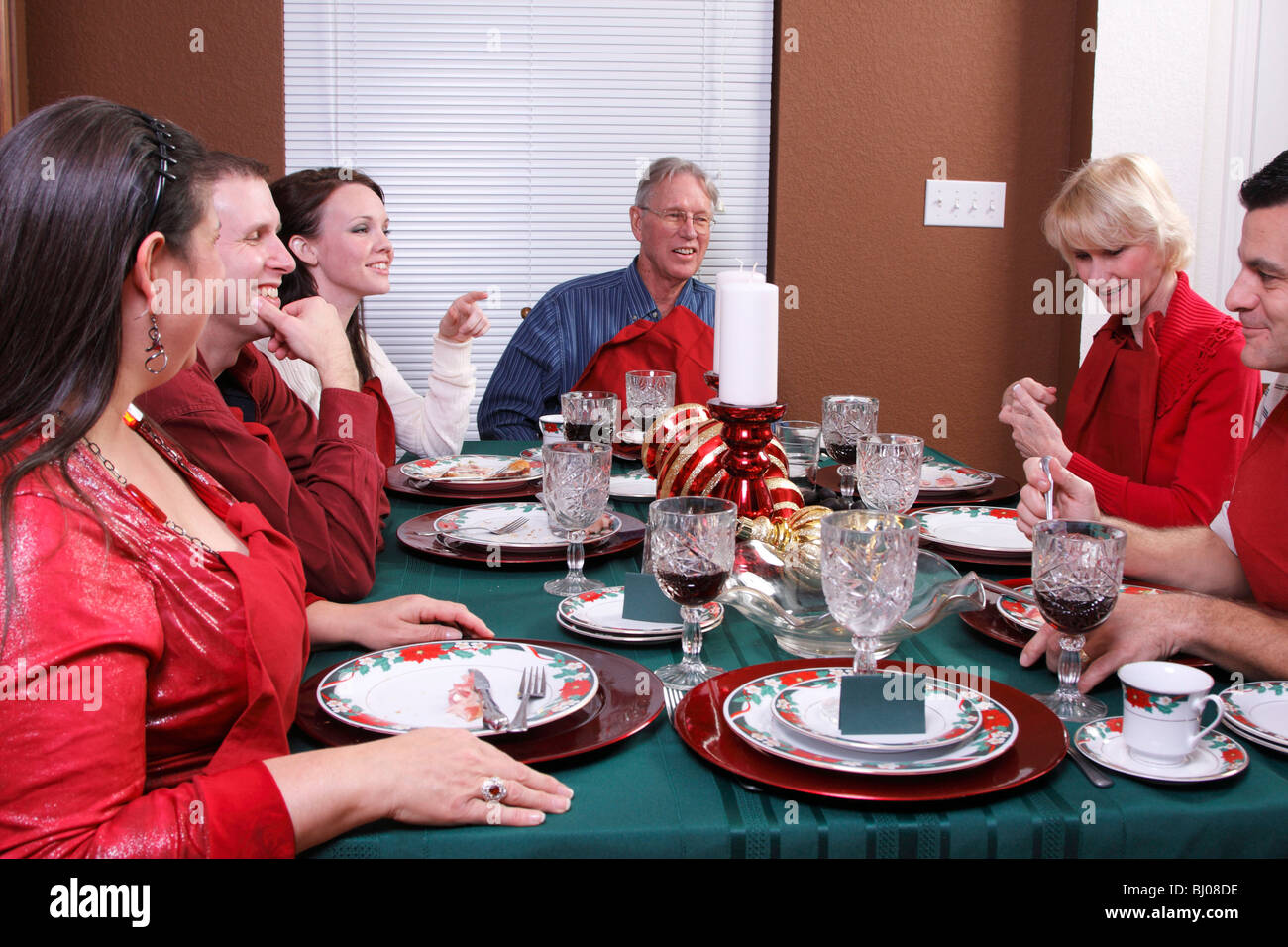 Condivisione in famiglia cena di Natale e parlare Foto Stock