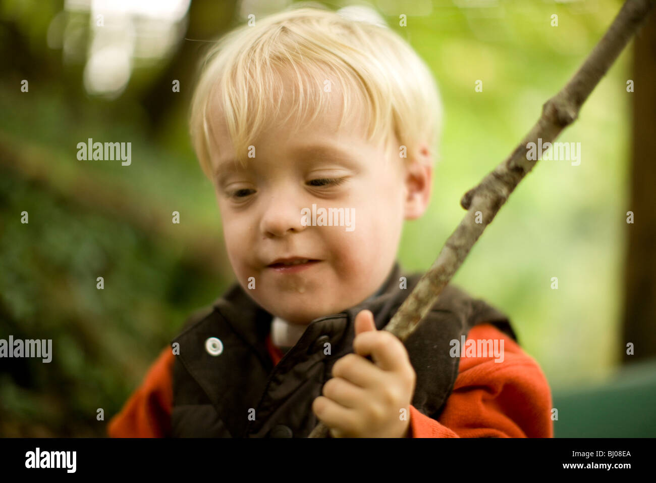 Giovane ragazzo in possesso di un bastone. Foto Stock