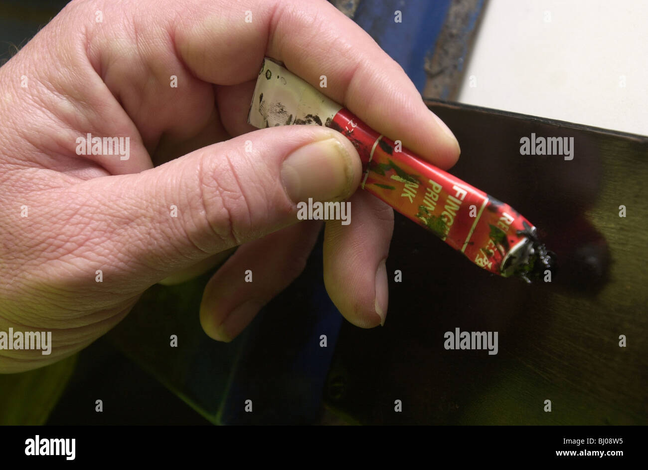 Funzionario di polizia spreme finger print inchiostro su una scheda REGNO UNITO Foto Stock
