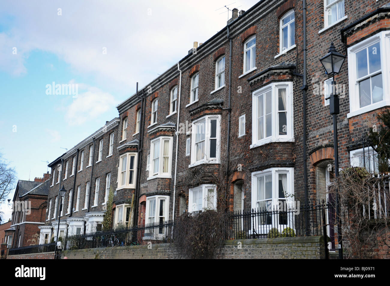 A schiera case di città di frati e terrazza Sud Esplanade città di York nel North Yorkshire England Regno Unito Foto Stock
