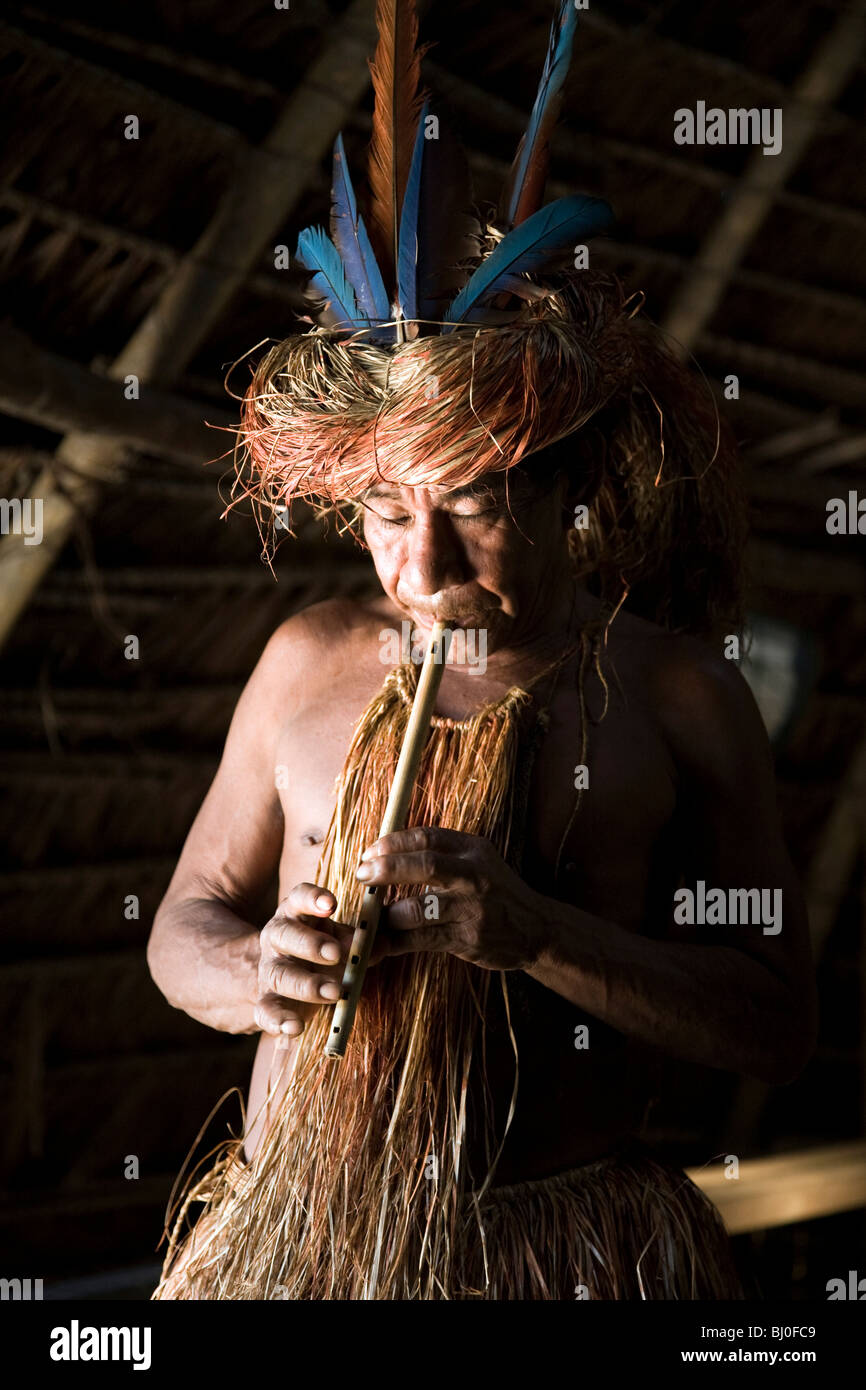 Yagua Indiani vivono una vita tradizionale vicino alla città amazzonica di Iquitos, Perù. Foto Stock