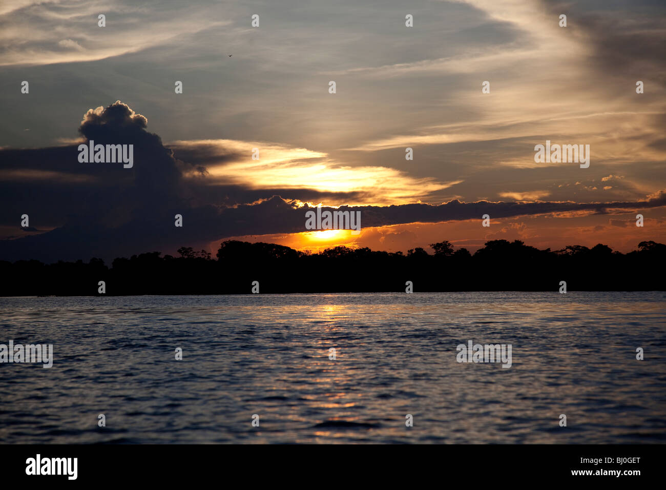 Lago Yarinacocha, una lanca vicino alla città amazzonica di Pucallpa in Perù centrale vicino al Rio Ucayali. Foto Stock