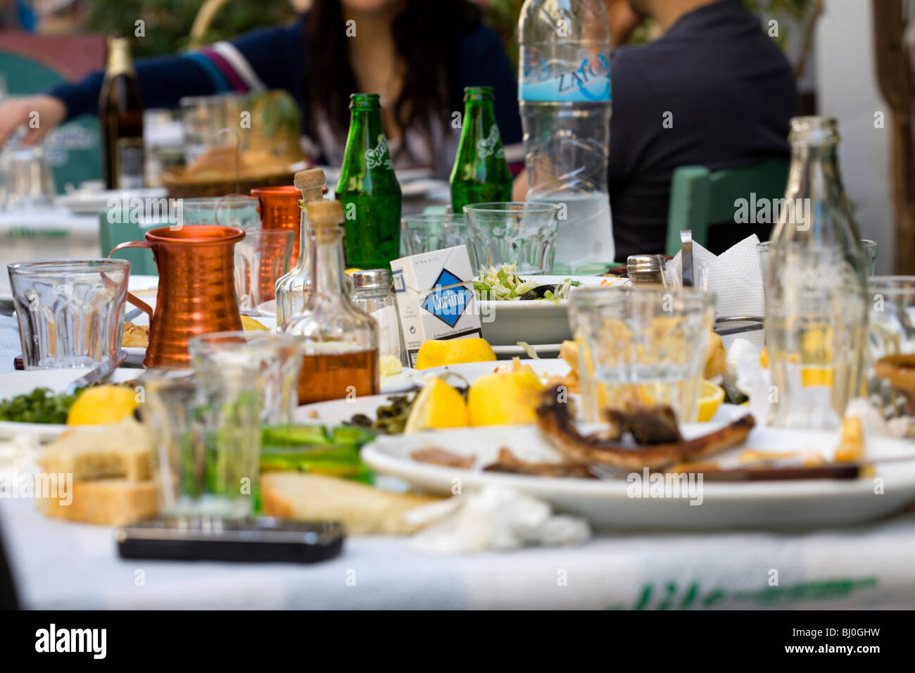 Alla fine di un pasto in Grecia Foto Stock