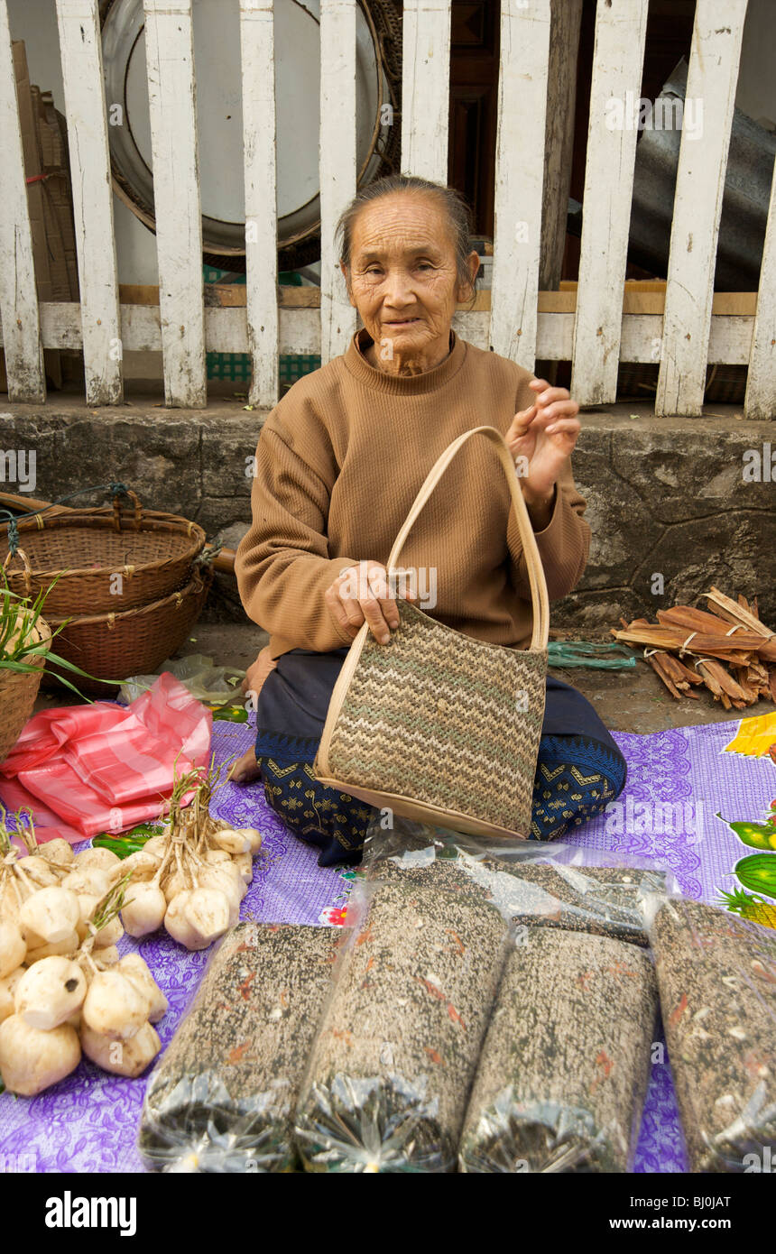 Una donna del Laos fiume vendita weed Luang Prabang market Foto Stock