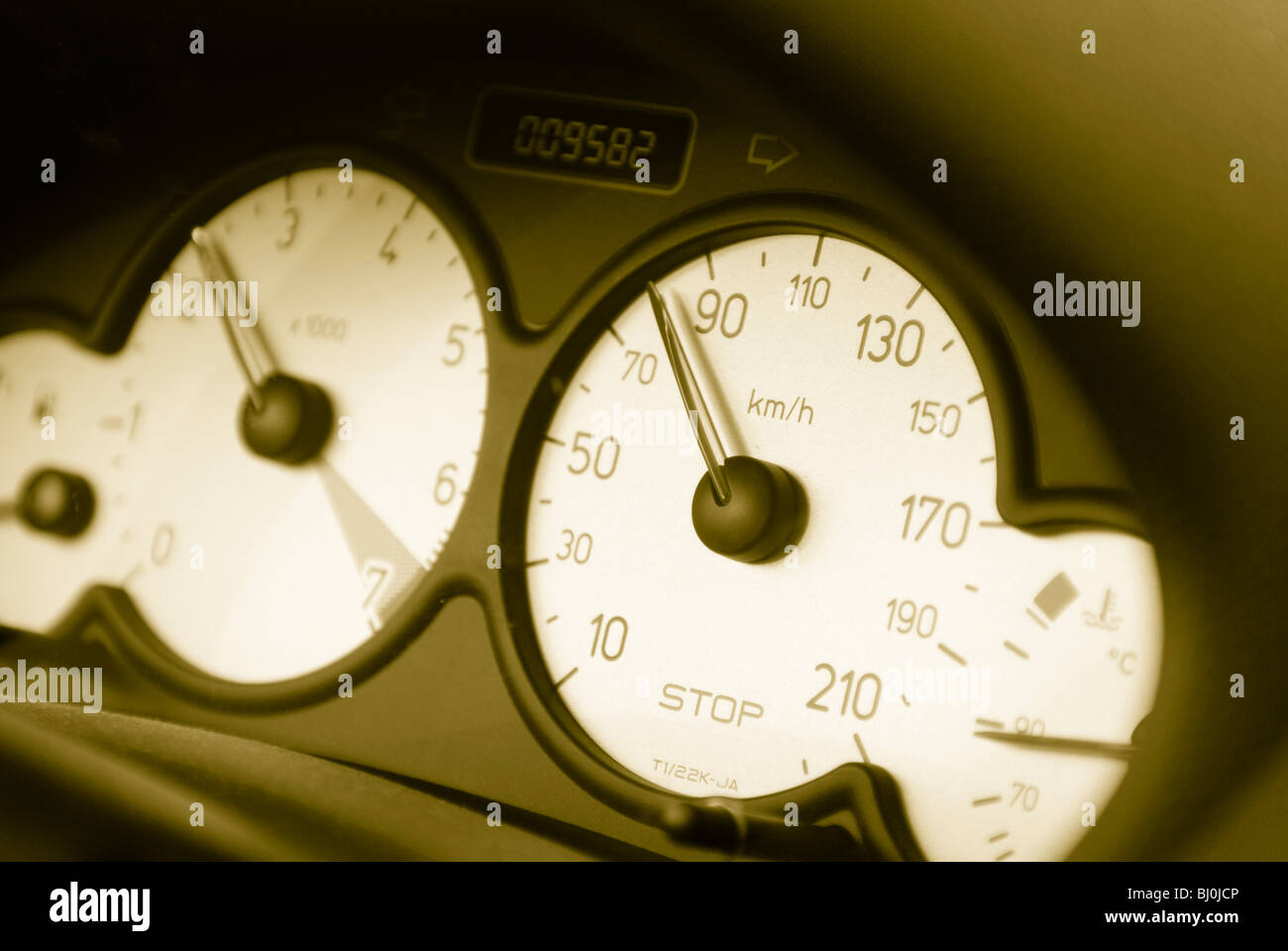 Il tachimetro con indicatore di livello del carburante in un auto Foto Stock