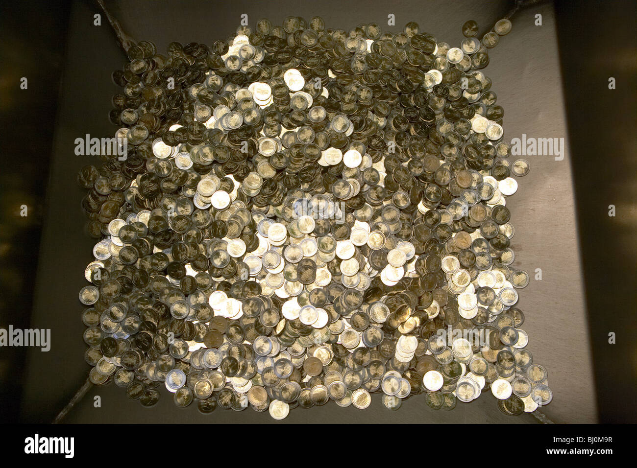 Appena coniate 2 monete in euro di Zecca di Stato di Berlino, Germania Foto  stock - Alamy