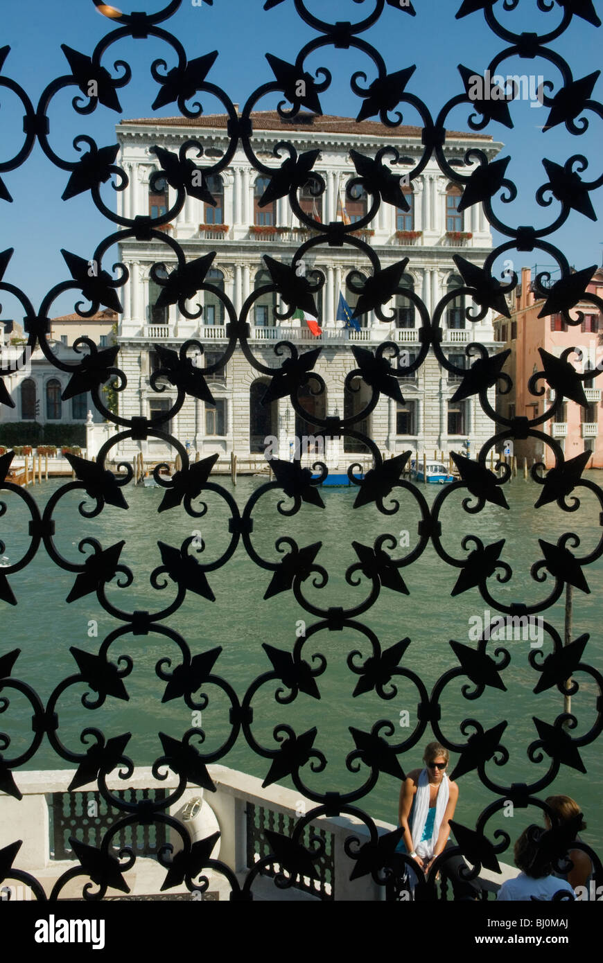 Venezia Italia turisti, il Canal Grande dal Museo Peggy Guggenheim.  Decorativi in ferro battuto griglie nella finestra. HOMER SYKES Foto stock  - Alamy