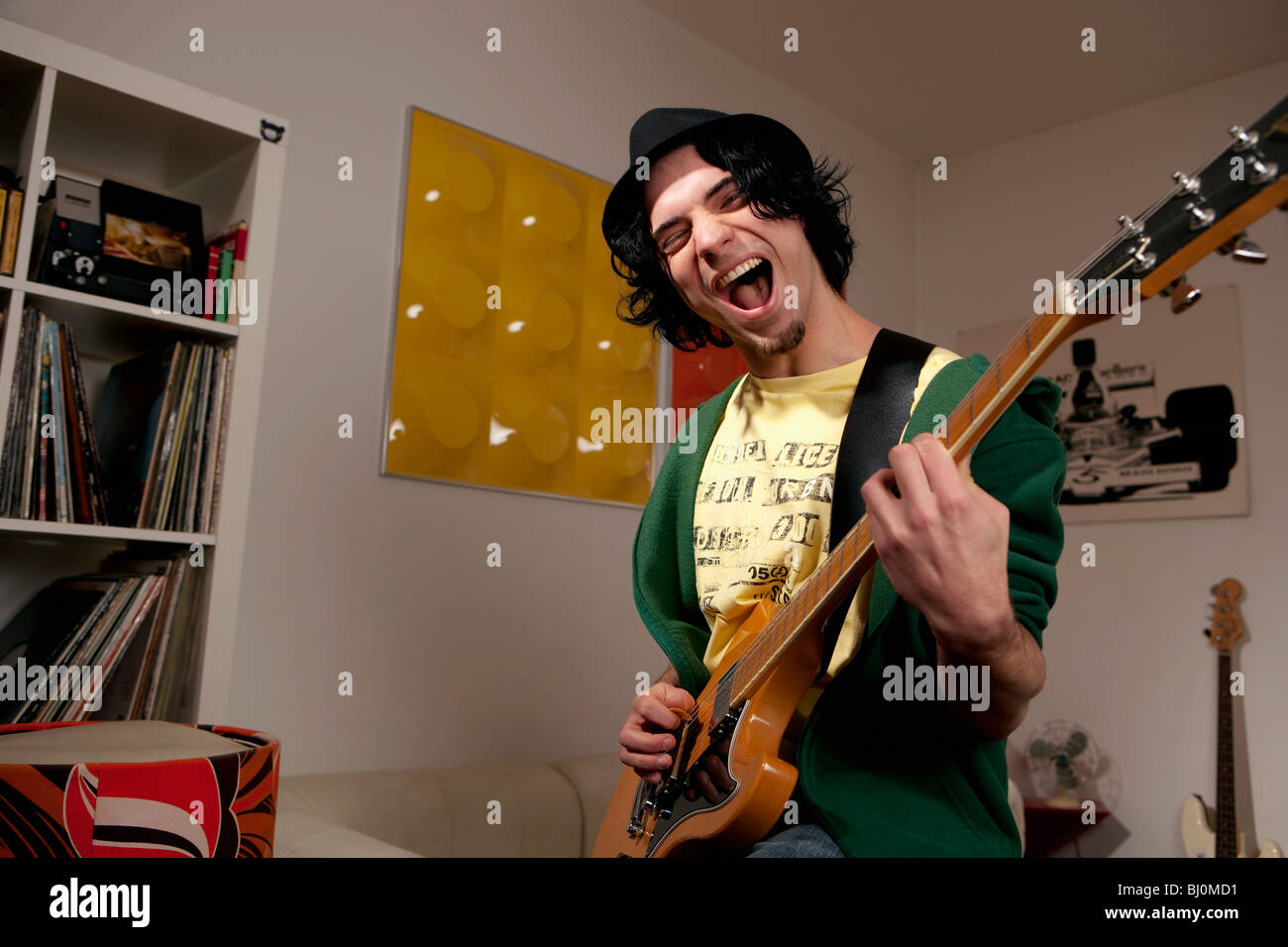 Giovane di suonare una chitarra elettrica Foto Stock