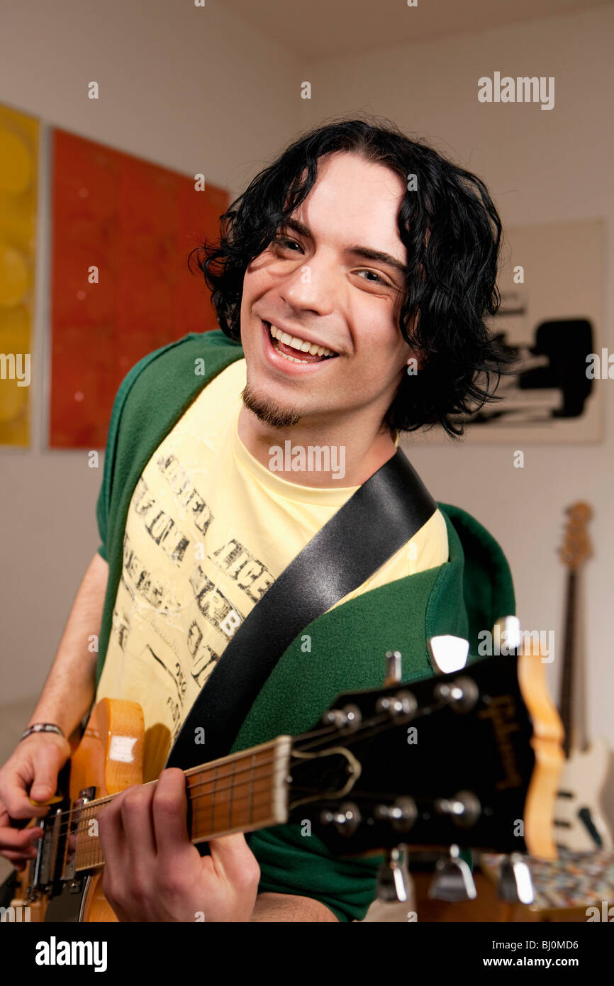 Giovane di suonare una chitarra elettrica Foto Stock