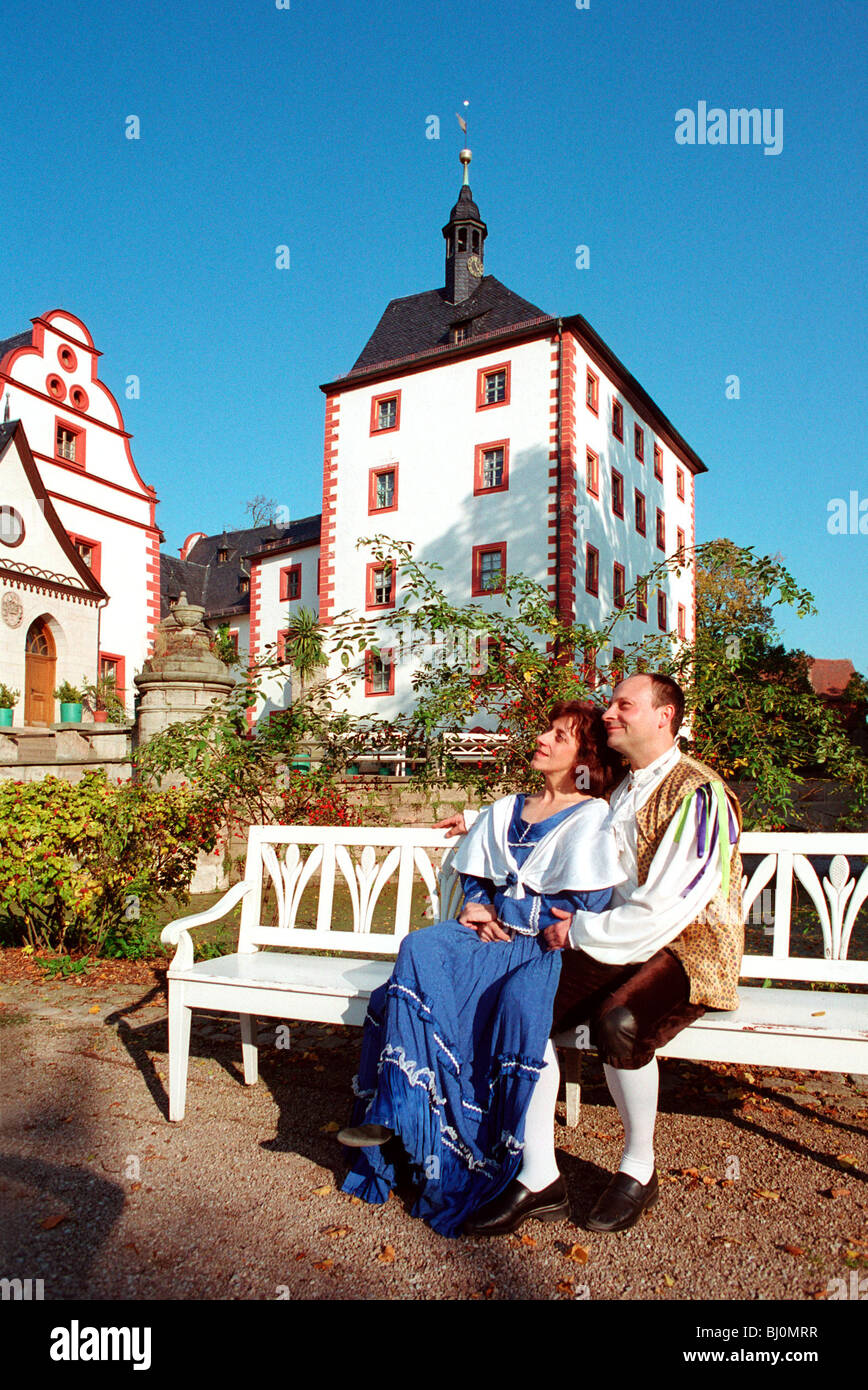 Un paio di eseguire come Charlotte von Stein e Johann Wolfgang von Goethe in Grosskochberg, Germania Foto Stock
