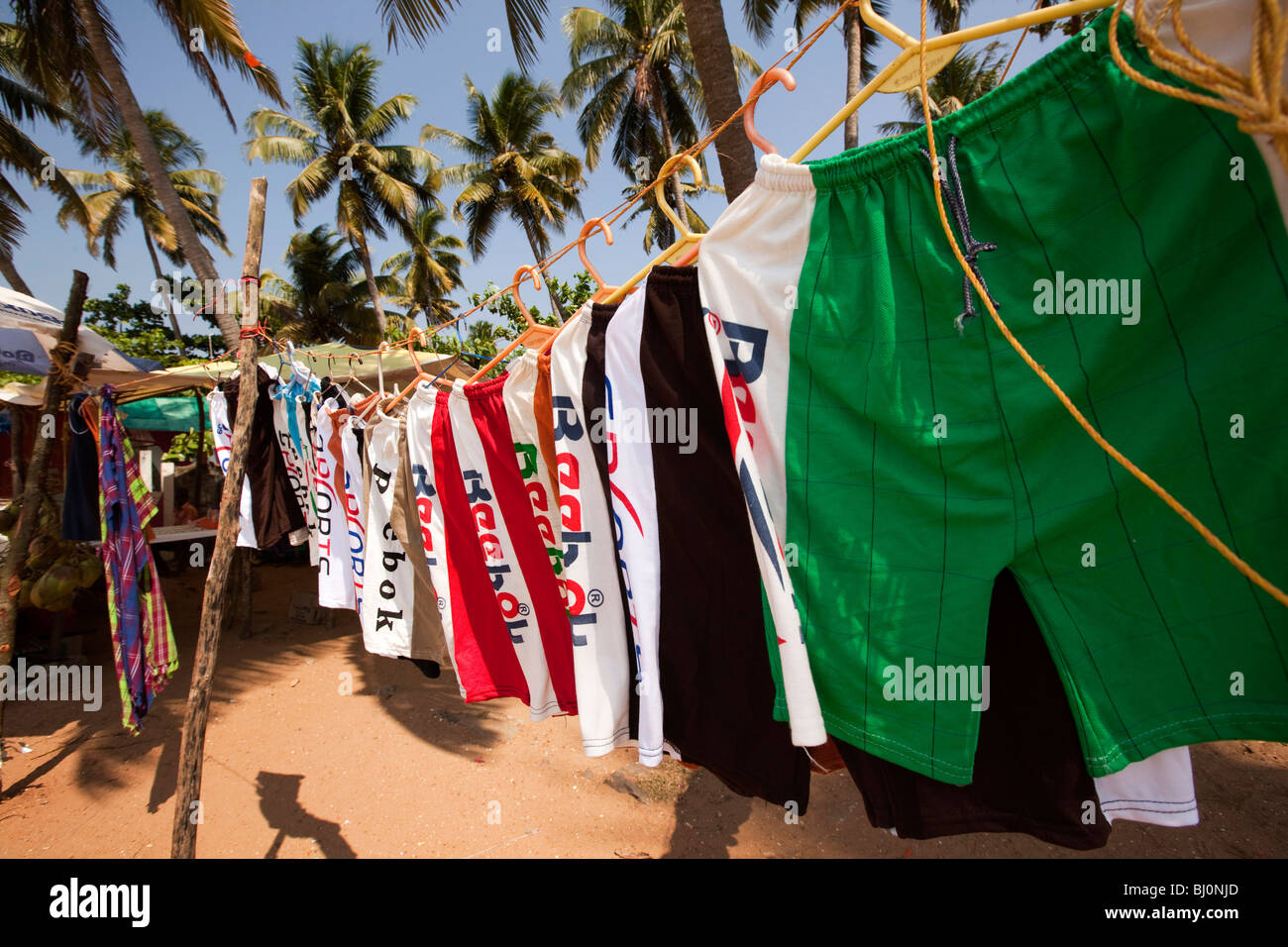 India Kerala, Vypeen Isola, Cherai Beach, contraffatti reebok shorts in vendita sul lungomare in stallo Foto Stock
