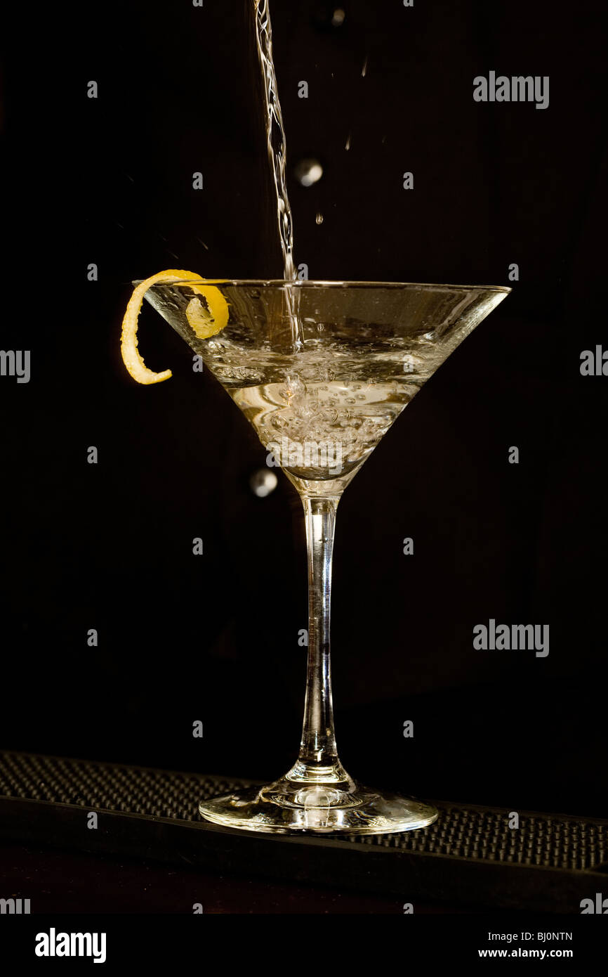 Versando il Martini cocktail Foto Stock