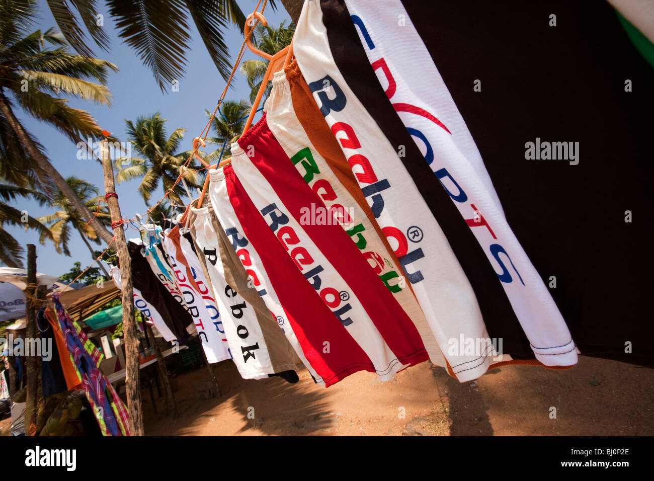 India Kerala, Vypeen Isola, Cherai Beach, contraffatti reebok shorts in vendita sul lungomare in stallo Foto Stock