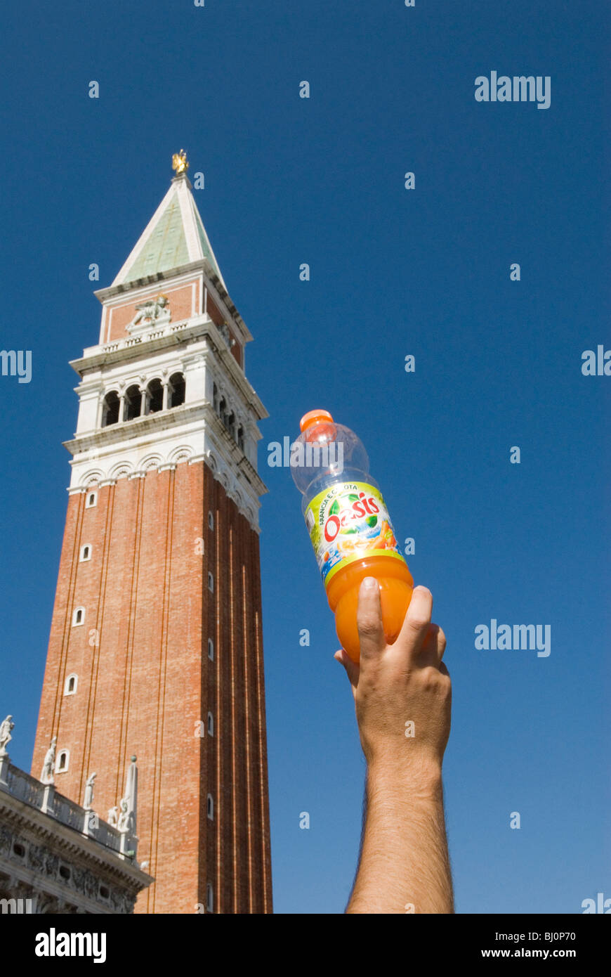 Guida del tour di gruppo con in mano una bottiglia di succo d'arancia, seguitemi che sta guidando la strada, Campanile Piazza San Marco, Venezia, Italia, HOMER SYKES anni '2009 2000. Foto Stock