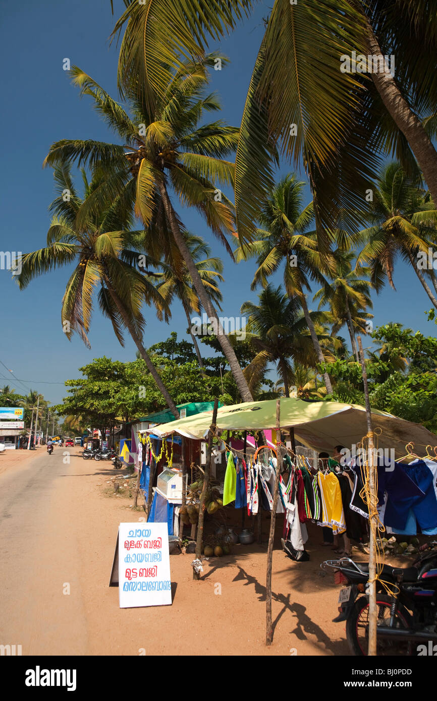 India Kerala, Vypeen Isola, Cherai Beach, il lungomare vestiti bancarella vendendo contraffazione di marchio merci Foto Stock