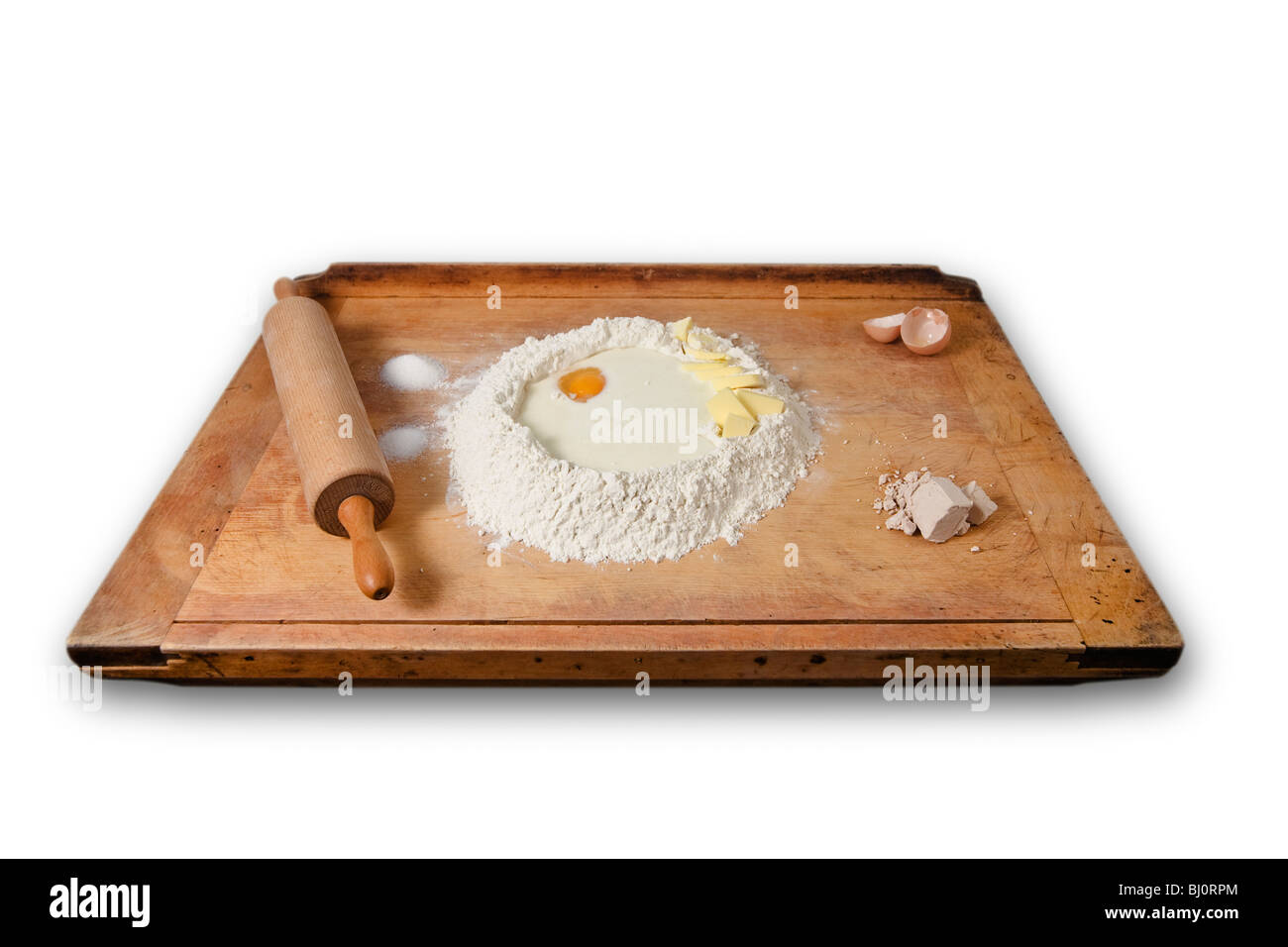 Gli ingredienti di un impasto lievitato su una breadboard Foto Stock