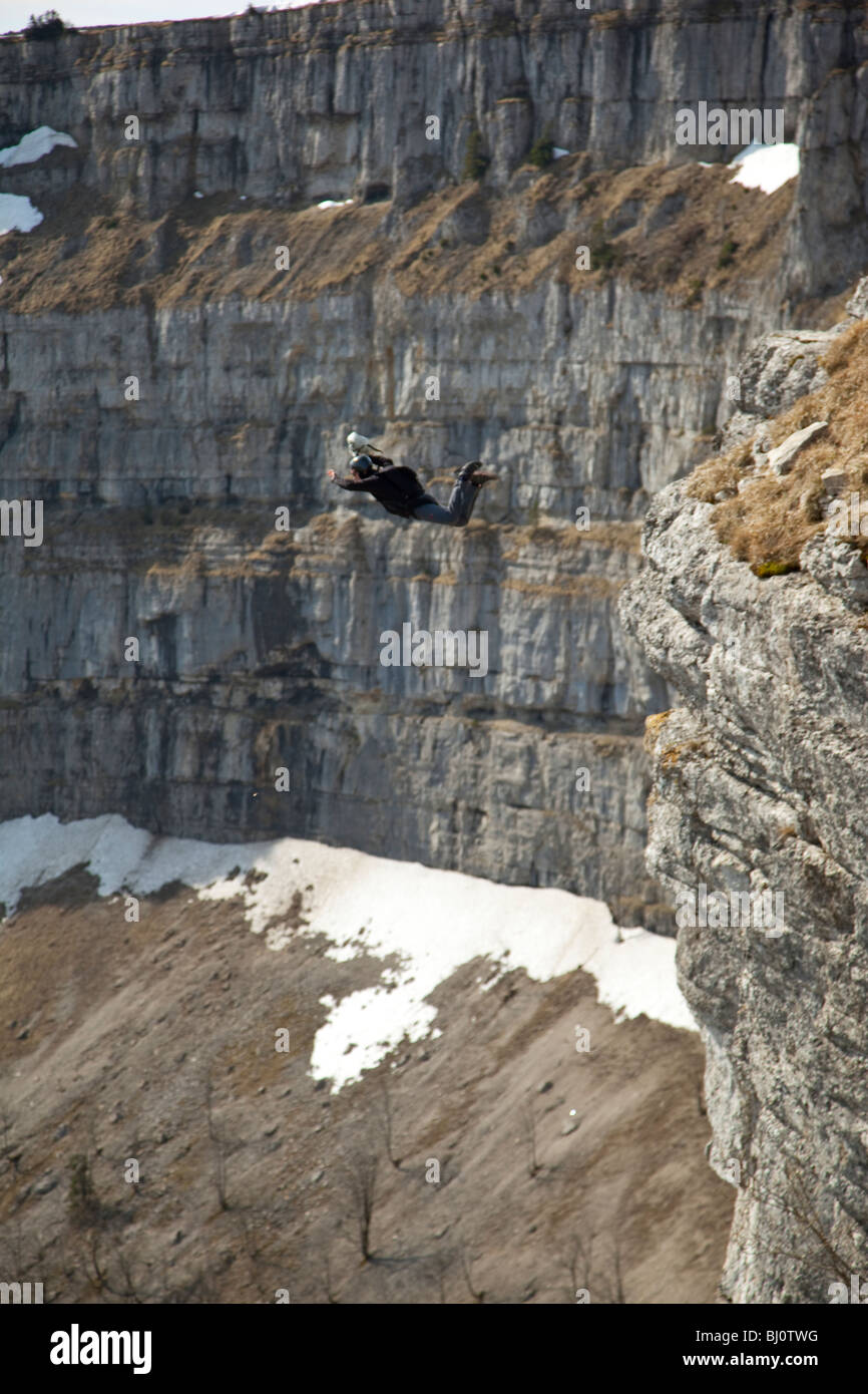 BASE jump da una scogliera. La ultimate kick per fare un salto in oggetto con una marcia di avanzamento verso il basso nella profonda valle. Foto Stock
