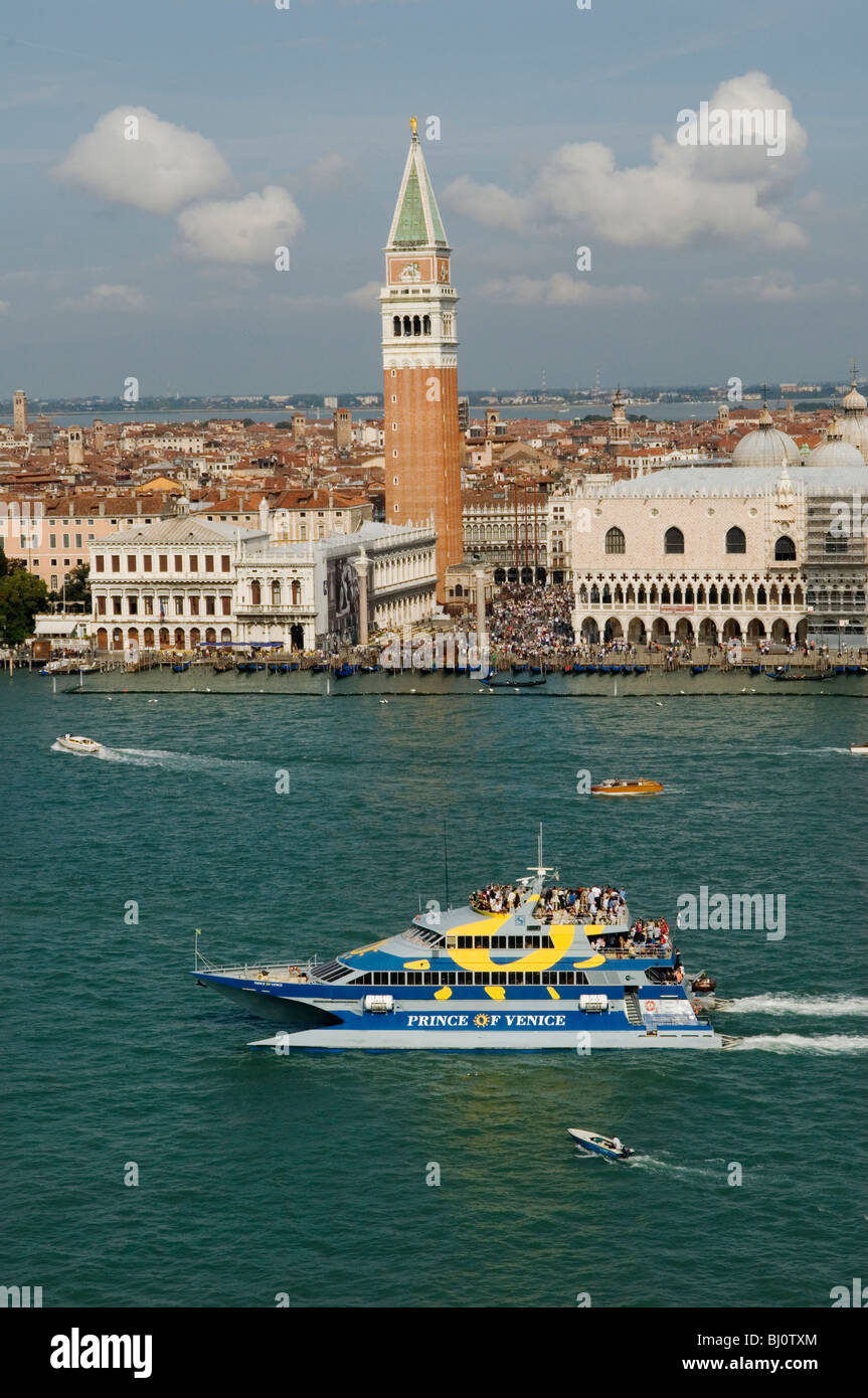 Venezia Italia, turisti sul Principe di Venezia un catamarano, un motoscafo turistico ad alta velocità naviga (240 passeggeri) lungo il Canale della Giudecca. Il Campanile in Piazza San Marco, Piazza San Marco e lo skyline della città. HOMER SYKES anni '2009 2000 Foto Stock