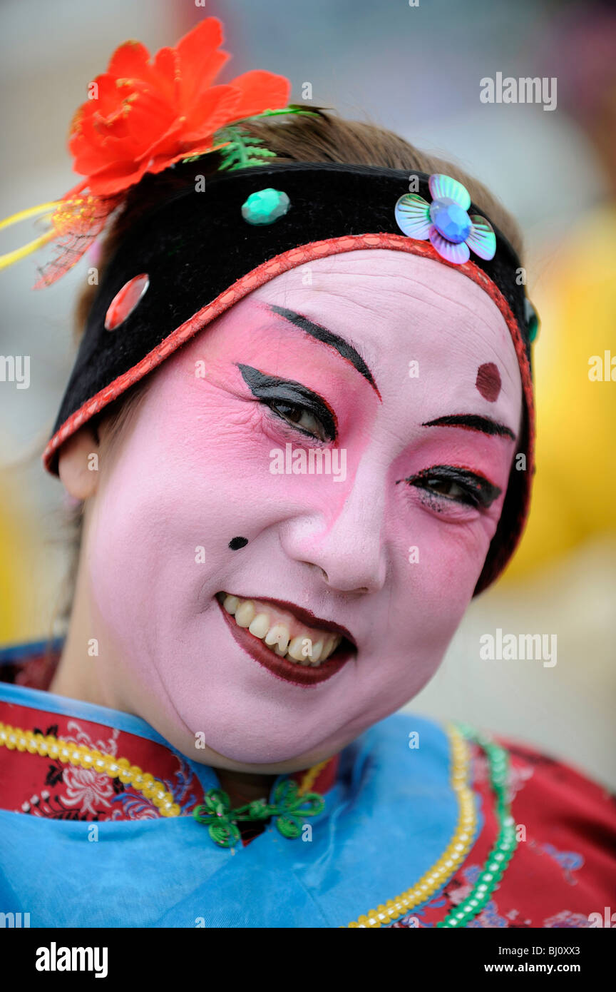 Donna cinese con costumi teatrali durante il Festival di Primavera di esecuzione in Yuxian, Hebei, Cina. 28-Feb-2010 Foto Stock