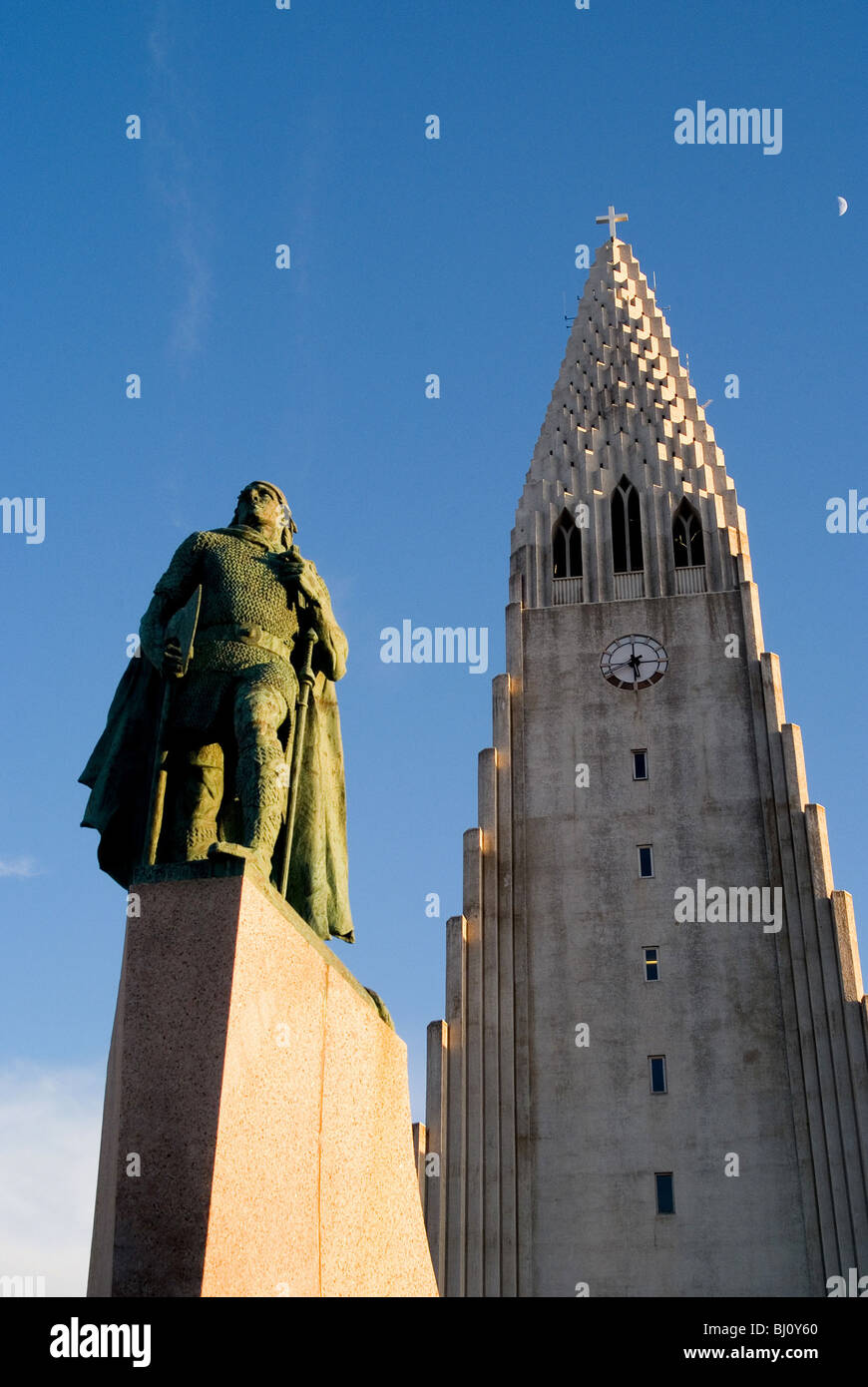 Statua di Leif Ericson nella parte anteriore della chiesa Hallgrimskirkja, Reykjavik, Islanda Foto Stock