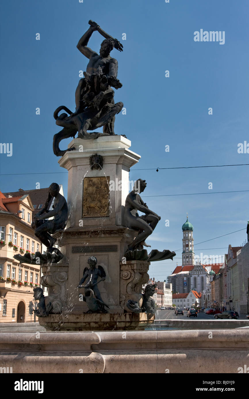Scena di strada con fontana e statua / Scultura Maximilianstrasse Augsburg Germania Foto Stock