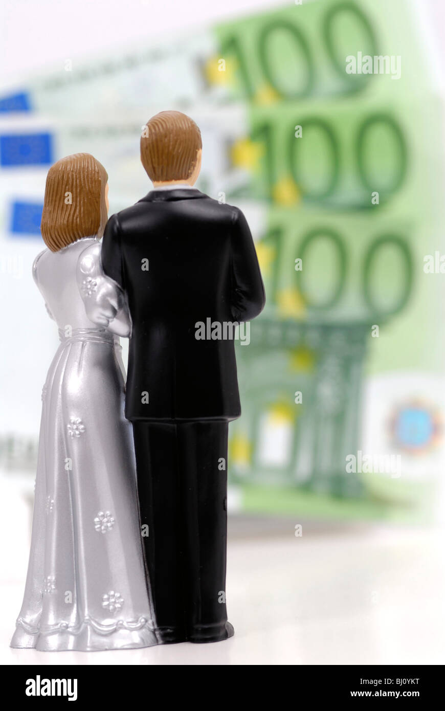 Coppie in viaggio di nozze e delle banconote in euro Foto Stock